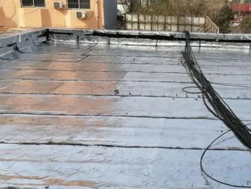 扬州卫生间漏水维修公司分享下扬州屋面楼顶防水刚性防水层施工要点。